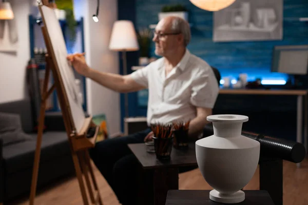 Close up de design de vaso branco na mesa com instrumentos de arte — Fotografia de Stock