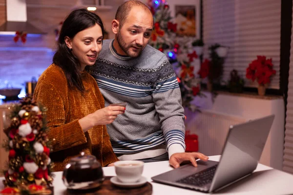 Famille heureuse faisant des achats en ligne acheter cadeau de Noël en utilisant la carte de crédit — Photo