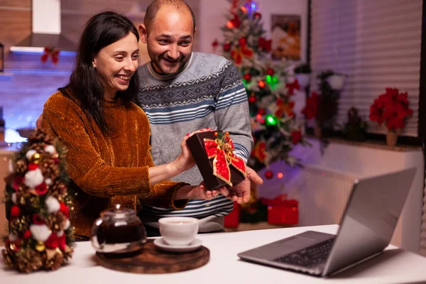 Happy rodina ukazuje vánoční dárek překvapení pro vzdálené přátele během on-line videokall — Stock fotografie