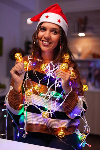 Adulto alegre emaranhado em luzes de corda de Natal — Fotografia de Stock