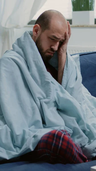 Hombre enfermo frotando las sienes contra el dolor de cabeza y el frío — Foto de Stock