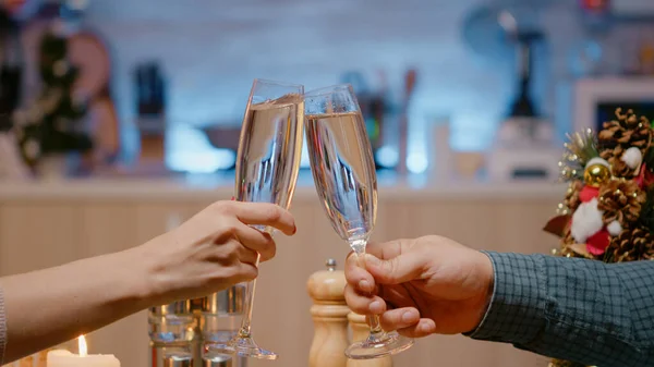 Primer plano de pareja en la cena festiva tintineo copas de champán — Foto de Stock