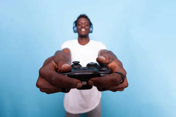 Persoon die de controller toont om videospelletjes te spelen — Stockfoto
