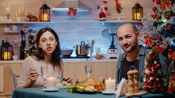 Par talar på video samtal konferens njuter av festlig middag — Stockfoto