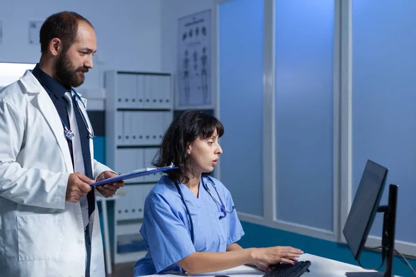 Equipe médica dos trabalhadores que procuram o monitor para cuidados de saúde — Fotografia de Stock