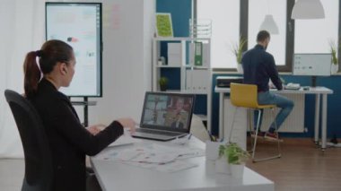 İş kadını iş görüşmesi için video çağrısı kullanıyor