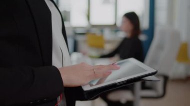 Proje için dijital tablet kullanan iş kadınını kapat