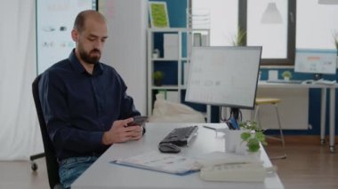 İş adamı dokunmatik ekranlı akıllı telefon kullanıyor