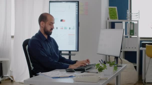 Pengusaha mengetik di papan ketik untuk pekerjaan perusahaan — Stok Video