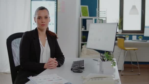 Retrato de la mujer que trabaja en el negocio con el ordenador — Vídeos de Stock