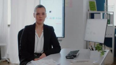 Bilgisayarla masada oturan şirket çalışanının portresi
