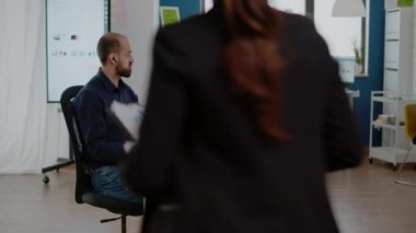 İş adamı toplantı için bilgisayarda görüntülü arama kullanıyor