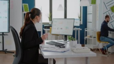 Girişimci veri tablolarıyla iş yapmak için bilgisayar kullanıyor
