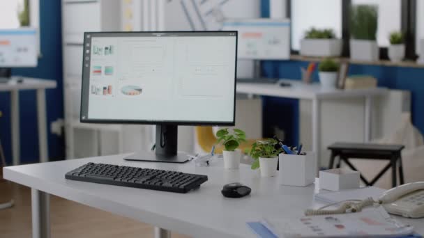 Puste biuro z monitorem komputerowym na biurku — Wideo stockowe