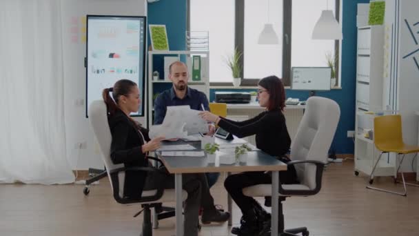 Colegas haciendo trabajo en equipo en la presentación de cartas para el proyecto — Vídeos de Stock