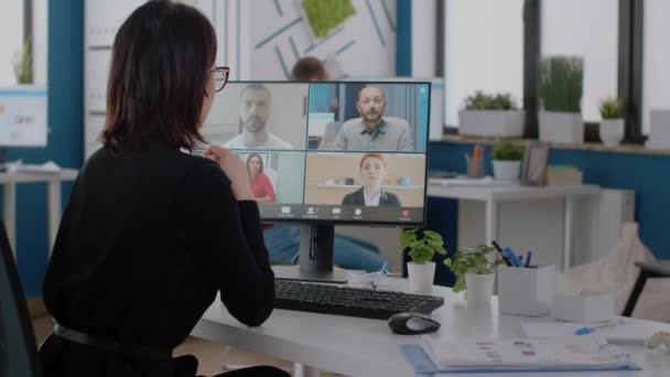 Lavoratore aziendale che parla con i colleghi in videochiamata — Video Stock