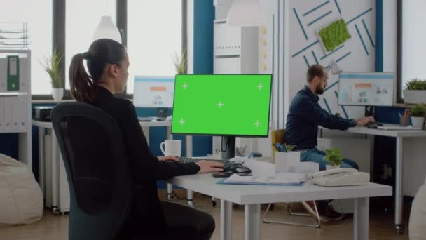 Pracownik przedsiębiorstwa korzystający z komputera z poziomym zielonym ekranem — Wideo stockowe