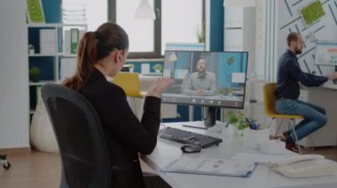 Kadın telefonda patronla konuşuyor.