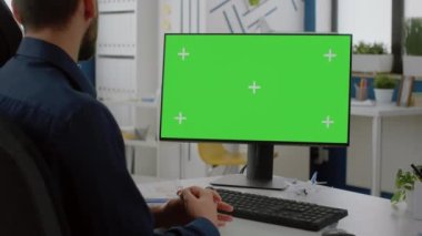 Masanın üzerinde yatay yeşil ekran olan bilgisayarı kapat