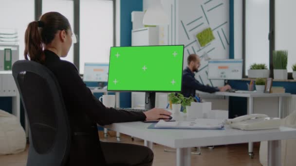 Üzletasszony számítógépet használ vízszintes zöld képernyővel — Stock videók