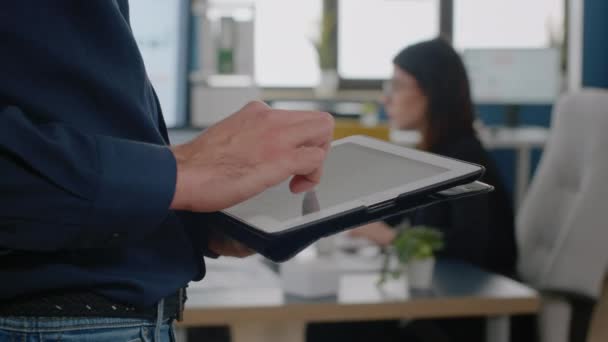 Close-up de homem usando tablet digital para projeto de negócios — Vídeo de Stock