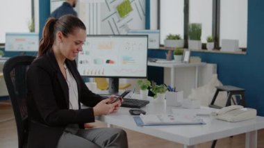 Şirket çalışanı akıllı telefon ekranına bakıyor