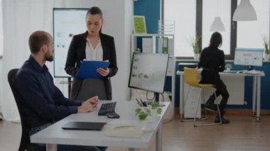 İş geliştirme konusunda birlikte çalışan meslektaşlar