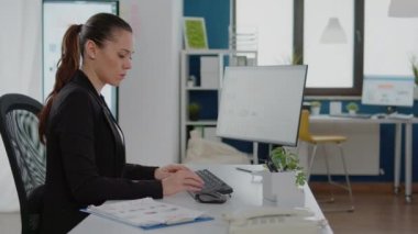 İş için bilgisayar klavyesinde yazan şirket işçisi