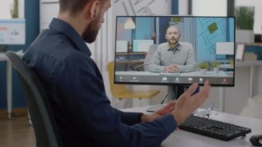 Girişimci, yönetici ile görüşmek için bilgisayarda video çağrısı kullanıyor