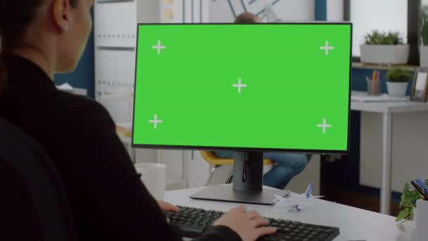 Primer plano de la computadora con pantalla verde horizontal en el escritorio — Vídeos de Stock