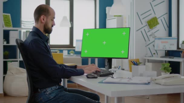 Man met zakelijke baan op zoek naar horizontaal groen scherm — Stockvideo