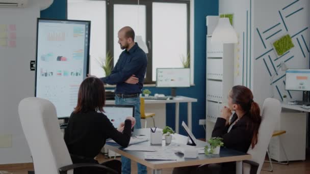 Compañeros de trabajo se unen a la reunión de negocios para la reunión del proyecto — Vídeo de stock