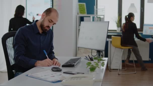 Les employés de l'entreprise prennent des notes pour la planification de projet — Video