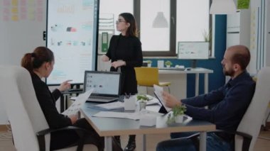 TV 'de veri tablolarıyla sunuma bakan meslektaşlar
