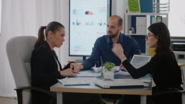 Şirket ofisinde proje planlaması için iş arkadaşları toplantısı