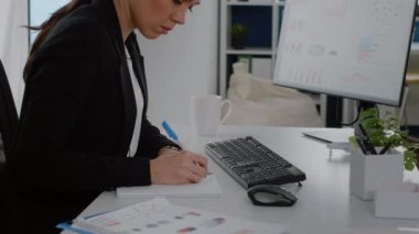 İş kadını bilgisayar ve dosyaları kullanarak proje üzerinde çalışıyor