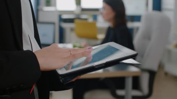 Крупним планом жінка тримає цифровий планшет з сенсорним екраном — стокове відео