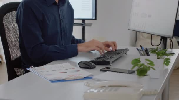 Großaufnahme von Firmenmitarbeitern mit Tastatur und Computer — Stockvideo