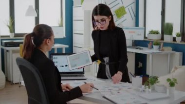 Veri tableti ve dizüstü bilgisayar kullanan ofis çalışanları