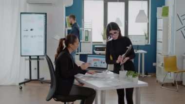 Pazarlama projesi için veri tablolarıyla çalışan iş kadınları