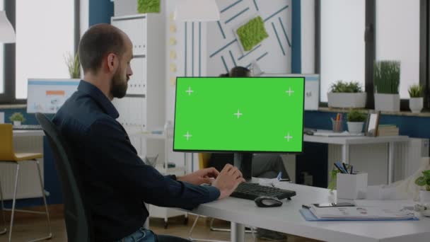 Homme avec travail de bureau travaillant sur ordinateur avec écran vert — Video