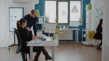 İş arkadaşları pazarlama stratejisi için takım çalışması yapıyor