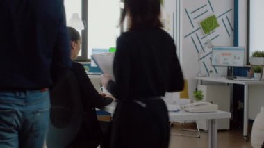 Klavye kullanarak yatay yeşil ekranlı genç mühendis