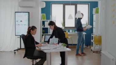 Bilgisayar ve tabletle çalışan iş kadınları