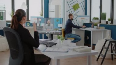 İş kadını patronla buluşmak için bilgisayarda video görüşmesi yapıyor.