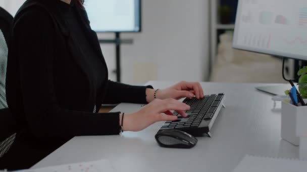 使用键盘和计算机关闭女商人 — 图库视频影像