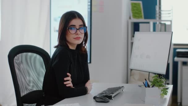 Potret pengusaha wanita duduk di meja dengan komputer — Stok Video