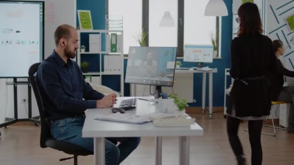 コンピュータ上のマネージャとの会議のためのビデオ通話を使用して男 — ストック動画