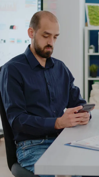 Uomo d'affari che utilizza smartphone con touch screen — Foto Stock