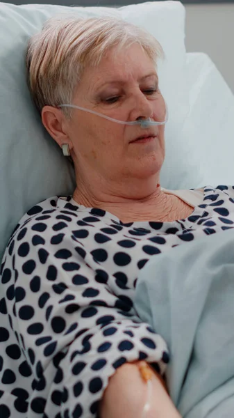 Vrouw met ziekte wachtend op medische behandeling in bed — Stockfoto